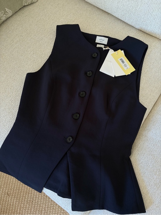 Aritzia Jackets & Blazers - NWT Aritzia Wilfred Regal Vest Crepette NWT size 4
